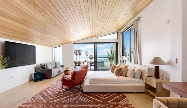 The Santa Monica Sunset - 5,000 sq ft of beachfront luxury in Los Angeles