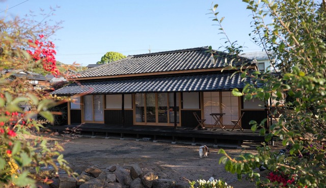 Traditional but luxury Japanese villa. Midway on Shimanami Kaido. Cal-king beds!