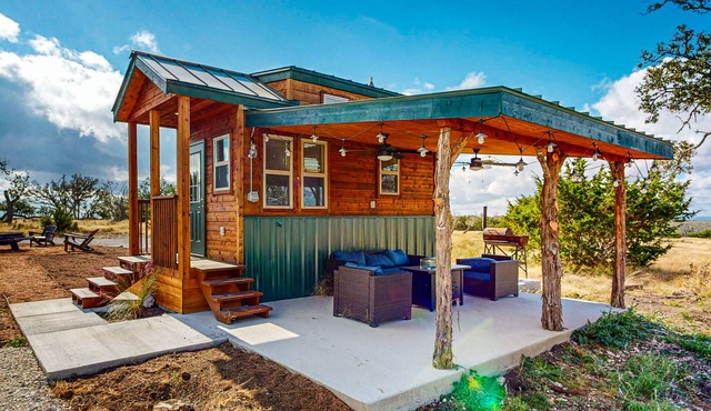 Tranquil cabin with firepit, AC, covered patio and free wifi in Harper