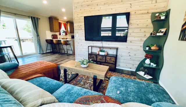 Tranquil Modern Comfort, 3-bedroom, 2 bathroom home with AC in Vancouver in Vancouver