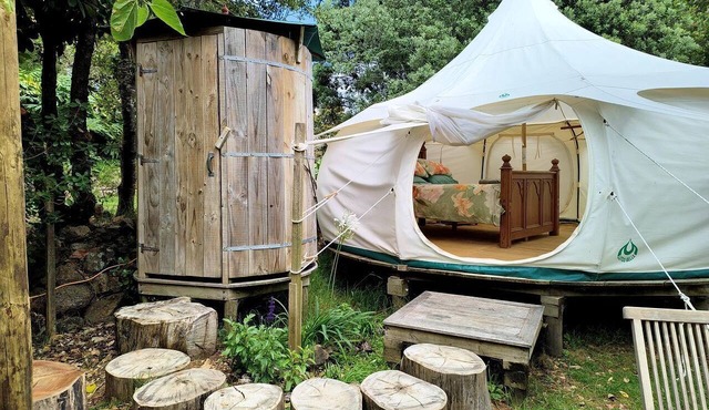 Tranquil Pondside Glamping with Outdoor Kitchen near Wildlife Haven in Waiheke Island, NZ in Isla Waiheke