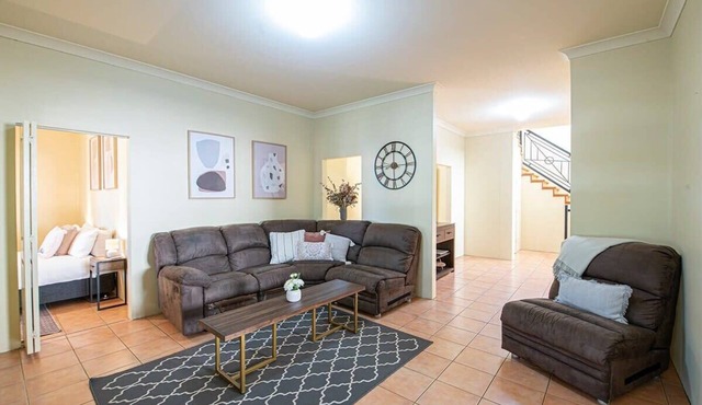 Tranquil Taylor - Two-Storey CBD Family Home, BBQ in Dubbo