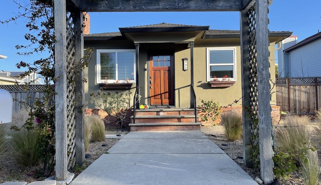 Upscale cottage: First block from the beach in Half Moon Bay