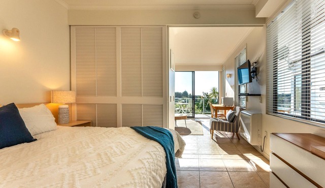 Villa Sapphire - Villa Sapphire is a neat and tidy 1 bedroom, 1 bathroom holiday accommodation located within the Waiheke Island Resort in Palm Beach. The Villa is bright and fresh and very well equipped with everything you may require in order to ha in Waiheke Island