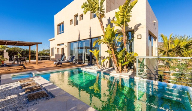 Villa with Pool, Stunning Mountain View, Wi-Fi, Garden & Terrace in Málaga