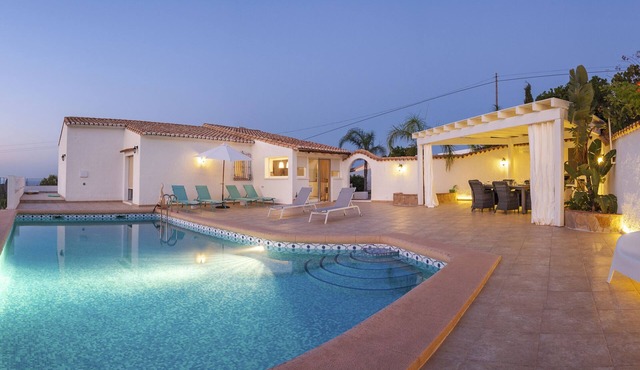 VILLA WITH PRIVATE POOL, BEAUTIFUL VIEWS! in BENIDOLEIG