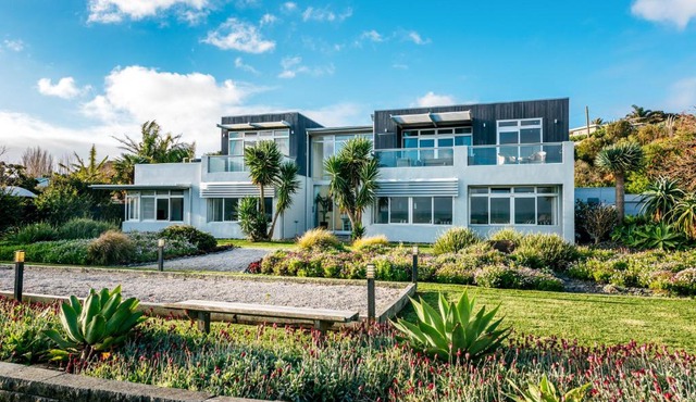 Waiheke Waterfront Lodge in Oneroa