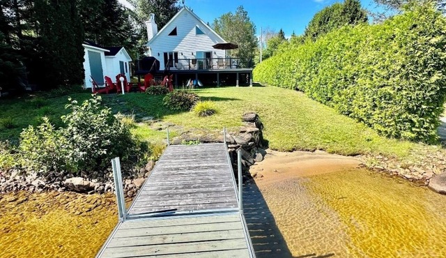 Waterfront Getaway with a Spa Family-friendly chalet that sleeps 11 in Lac-des-Plages