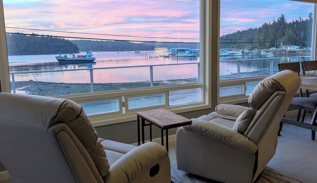 Waterfront Getaway on Cornet Bay Deception Pass. Relaxing Retreat Whidbey Island in Oak Harbor