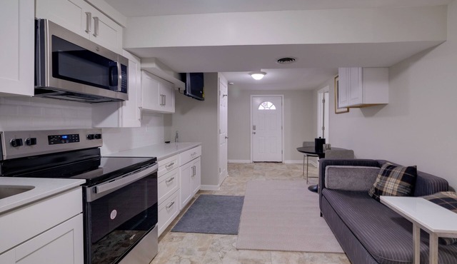 Work & Explore, Cozy Unit 5 Mi to UMD! in Lanham