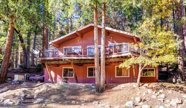 Yosemite's Riverfront Retreat in Yosemite National Park