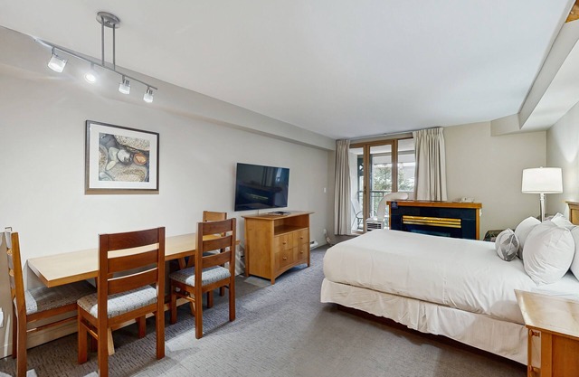 4th-floor mountain studio with gym, balcony, fireplace, washer/dryer, kitchen in Whistler