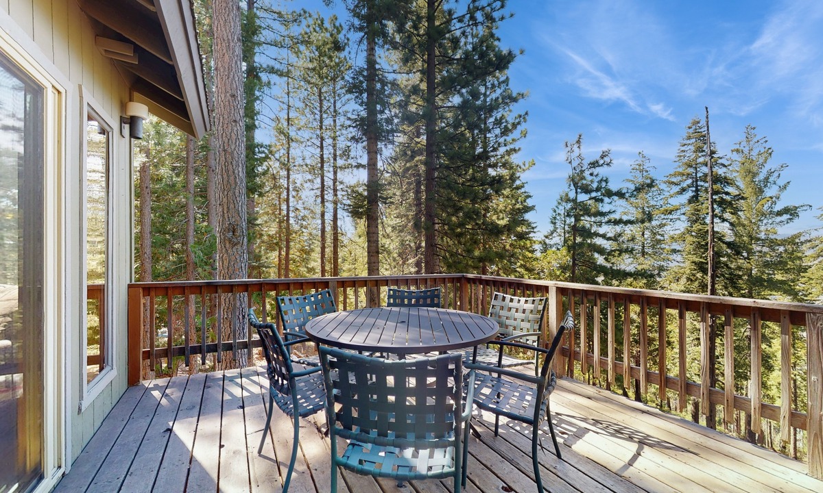Yosemite West House | Large Home in Yosemite National Park with Deck, Views of Park, Washer/Dryer