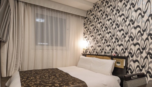 Double Room, Smoking