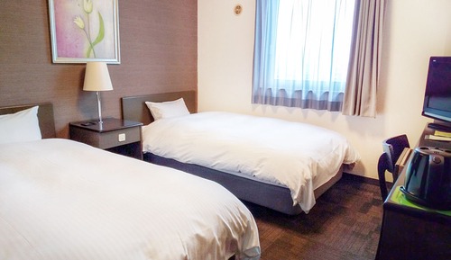 Twin Room, Smoking