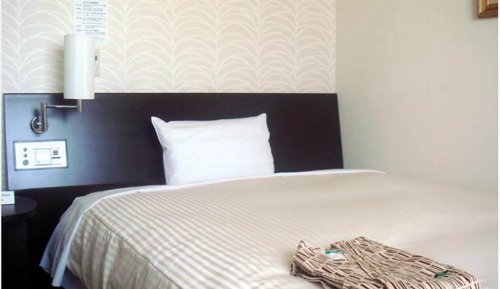 Semi-Double Room, Smoking
