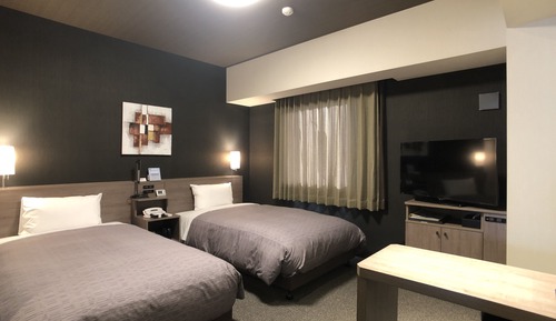 Twin Room, Smoking