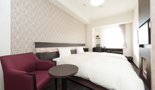 Twin Room, Smoking