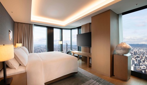 Deluxe Suite, 1 King Bed, Corner