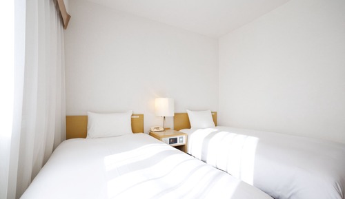Twin Room, Smoking