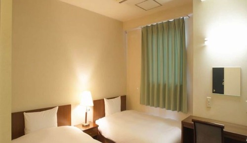 Twin Room, Smoking