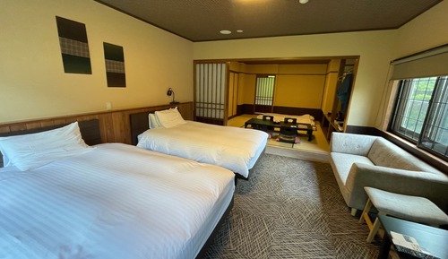 Japanese Western Style with Tatami Area (2 Beds + Futons)