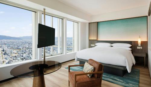 Deluxe Corner King Room with Mountain View