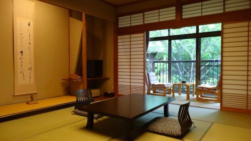 Japanese-Style Room (10 Tatami)【四季の間】	