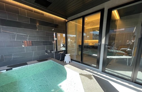 Wakamiko House | A house with a hearth surrounded by Mt Fuji and Y / Hokuto Yamanashi