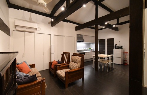 Wakamiko House | A house with a hearth surrounded by Mt Fuji and Y / Hokuto Yamanashi