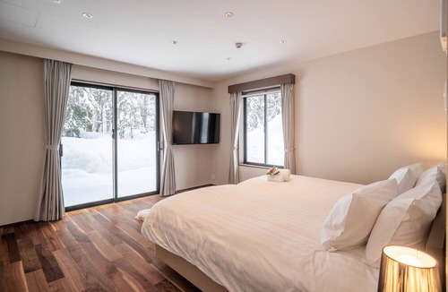 Hirafu House | Jade Rabbit