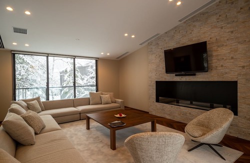 Hirafu House | Jade Rabbit