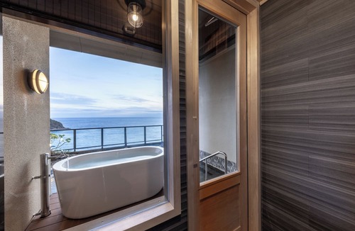 Higashiizu House | IZU RETREAT ATAGAWA SUIKO by Onko Chishin