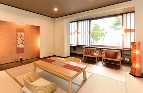 Futami House | Hamachiyokan A Japanesemodern Koigatarinoma where you can see Ise Bay / Ise Mie
