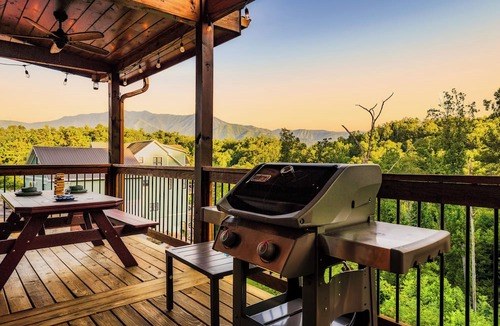 Chalet Village North Cabin | Mountain View l 3mi to Gatlinburg l Hot Tub l Game Room l Pack N Play