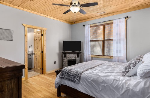 Chalet Village North Cabin | Chalet Village Cabin! 3 King Suites, Hot Tub, INSANE Views & Fire Pit