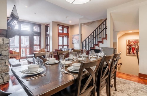 Mammoth Lakes House | Contemporary Ski Townhome! Private Hot Tub! Close to Eagle Lodge!