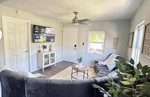 Los Angeles House | 3-bedroom/7 bed/1bath house near DTLA/Universal Studios/Disneyland/Hollywood.