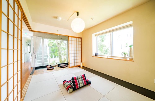 Kadena-cho House | EM tree house surrounding a healing tree