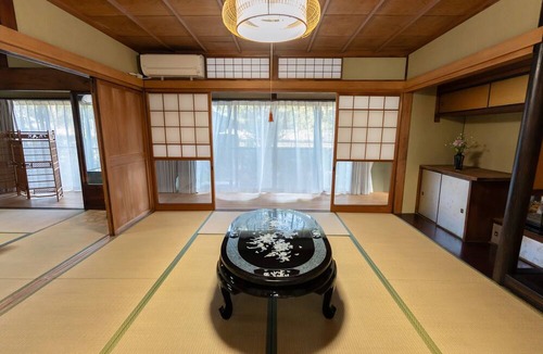 Kani House | 107 year old house, 100 year old townhouse. Convenience store, pharmacy, supermarket within 2 minutes walk. Groups of 20 people can stay. Natural hot spring within 5 minutes drive, seafood market, tourist attractions Inuyama Castle and Meiji Village nearb