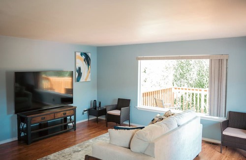 East Wenatchee House | Relaxing 2-Bedroom Home with Private Deck in East Wenatchee