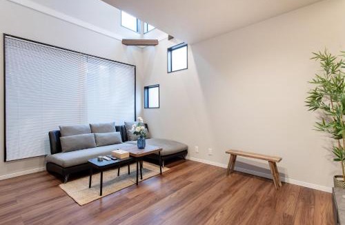 Nishinari Villa | New! Direct access to Namba 静和-旅タイム旭白 鶴見橋商店街近く 3階建て一棟貸切 バスルーム2つ 大型ガレージ付