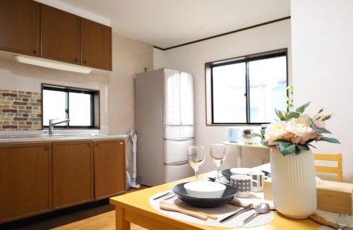 Kawaguchi House | Pets are allowed Up to 12 Guests - Entire Home - Family Group Friendly - Easy Access to Tokyo - Free Parking ペット同伴可 コスパ抜群 最大12名まで貸切 駐車場無料 都心へスムーズ 団体に最適