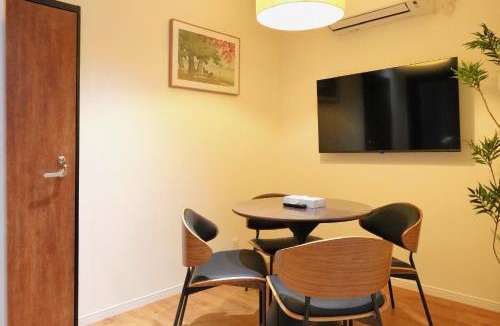 Iriya Apartment | ROKU GRKU Newly Renovated in 2026, Designer Bunk Room, 5 Min to Iriya, King Lower Bunk and Single Upper Bunk, Easy Access to Ueno and Asakusa, Sleeps 3