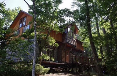 Gujo House | 山あいの静かなログハウス Quiet Mountain Log House with Indoor Hot Spring Bath