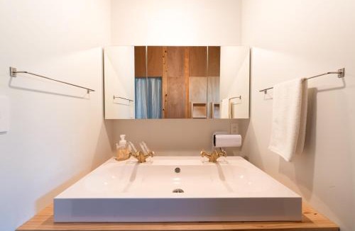 Oarai Apartment | 波と月