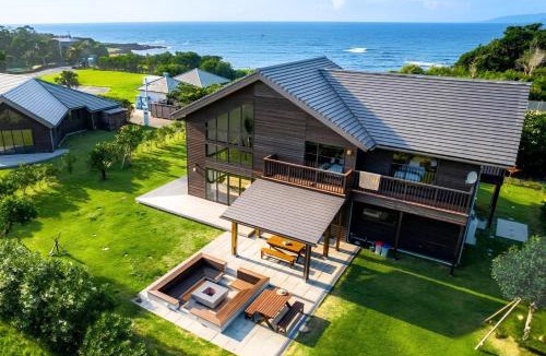Tateyama Villa | Cairns House by SANA
