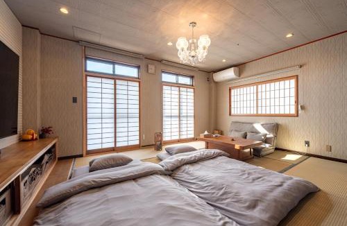 Okazaki Apartment | 城下町ステイ岡崎OkazakiCastleView 岡崎城を一望 テラス付和モダン1LDK 85インチTV 最大6名