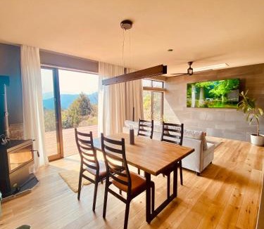 Yamakita Villa | HighLand 伊豆大島箱根連峰を望む高級貸切ヴィラサウナ大型ウッドデッキ薪ストーブ完備