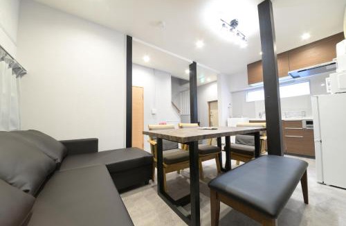 Shinjuku Villa | 和の楓Cottage第二 新宿二階建て2室1シャワー1トイレ